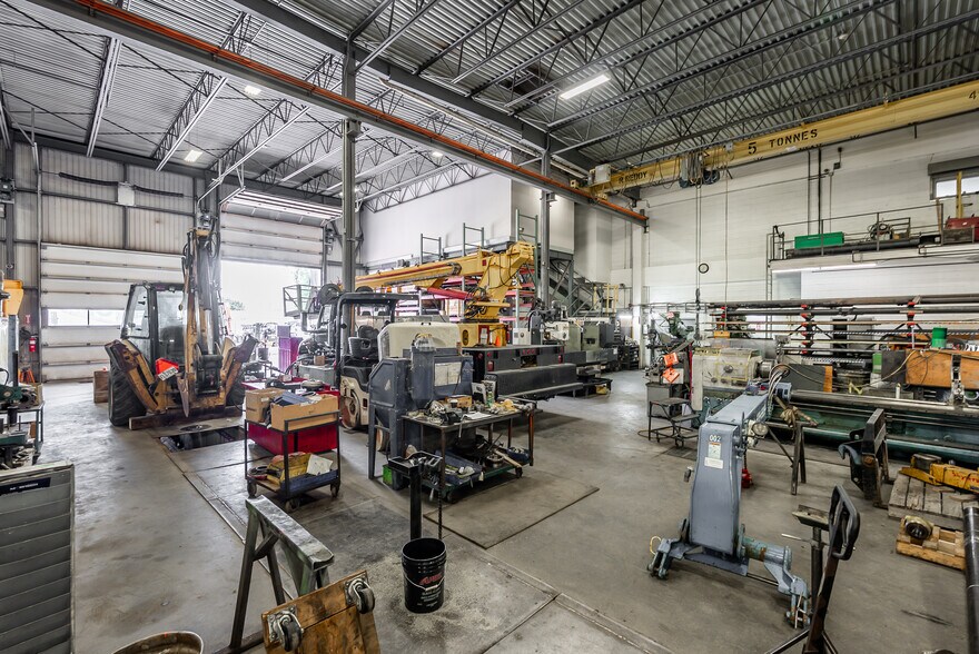 More Photos Of 5281 Boul Cléroux, Laval Warehouse For Sale