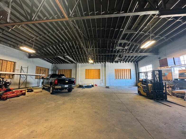 More Photos Of 1160 Lincoln St, Blair Light Manufacturing For Sale