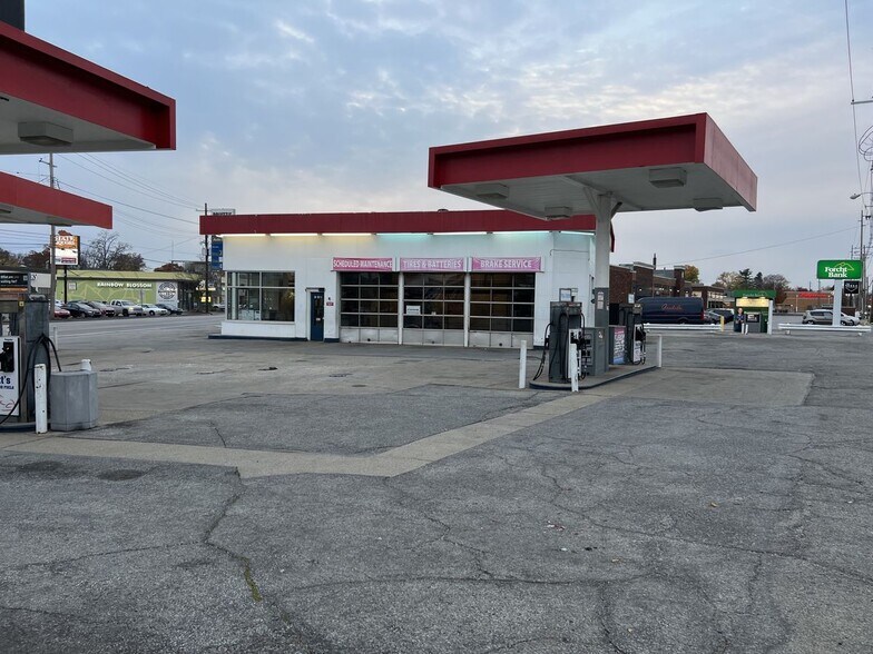 More Photos Of 3795 Lexington Rd, Louisville Freestanding For Lease