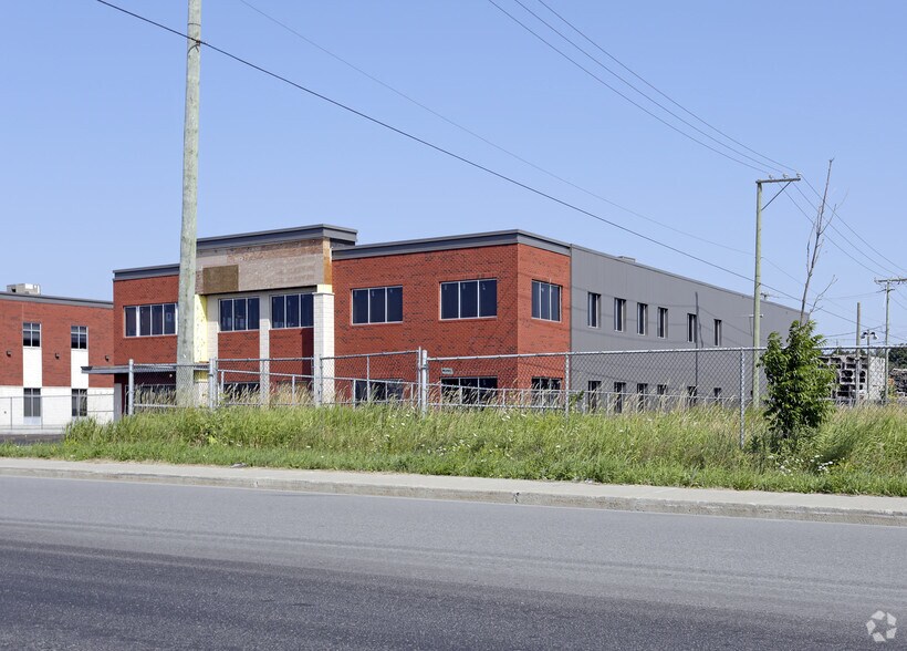 More Photos Of 5100 Rue Bernard-Lefebvre, Laval Light Distribution For Sale