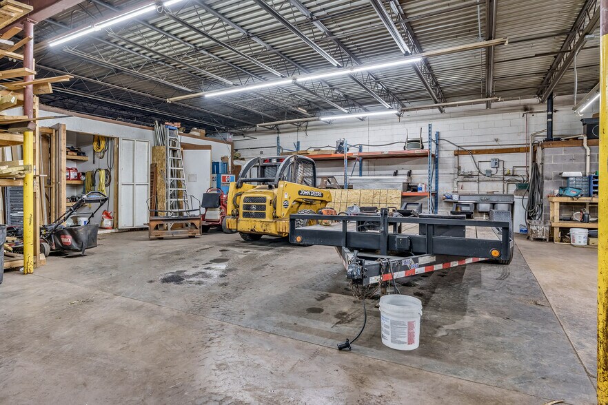 More Photos Of 415 N 3rd St, Rockford Light Distribution For Lease