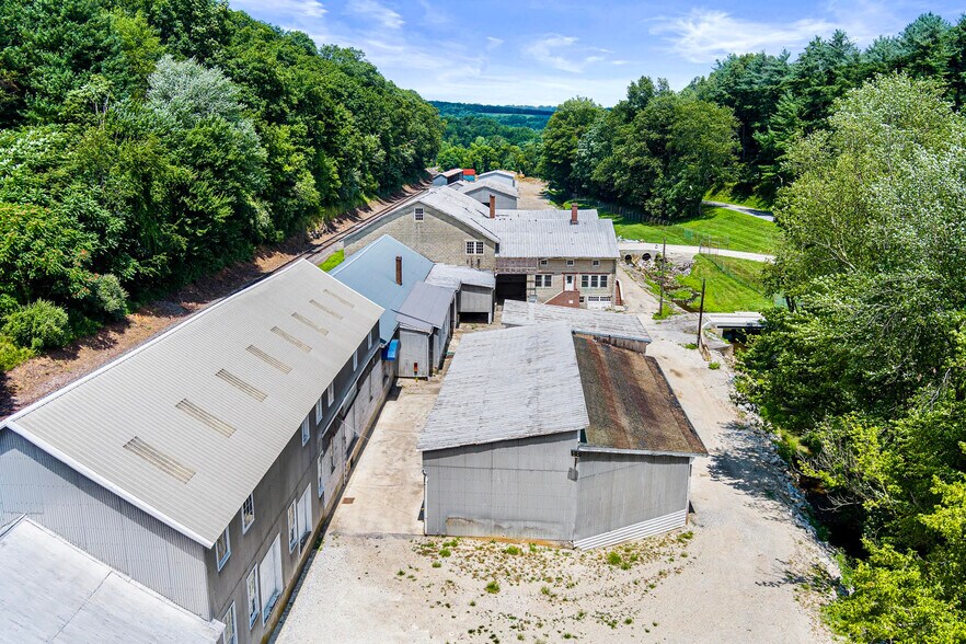 More Photos Of 8106 Intersection Rd, Glen Rock Warehouse For Lease