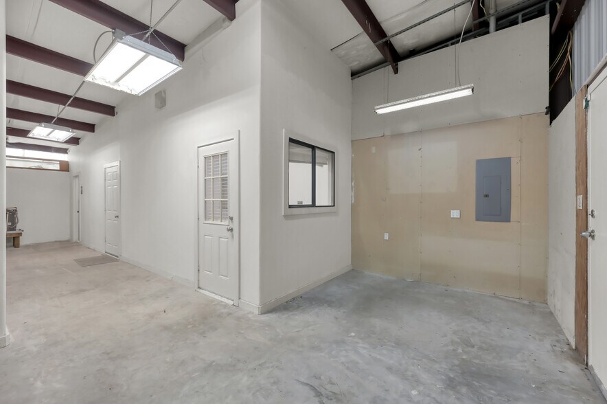 More Photos Of 32219 Tamina Rd, Magnolia Distribution For Lease