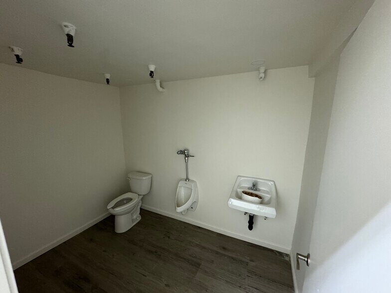 More Photos Of 938 F St, Fresno Storefront For Sale