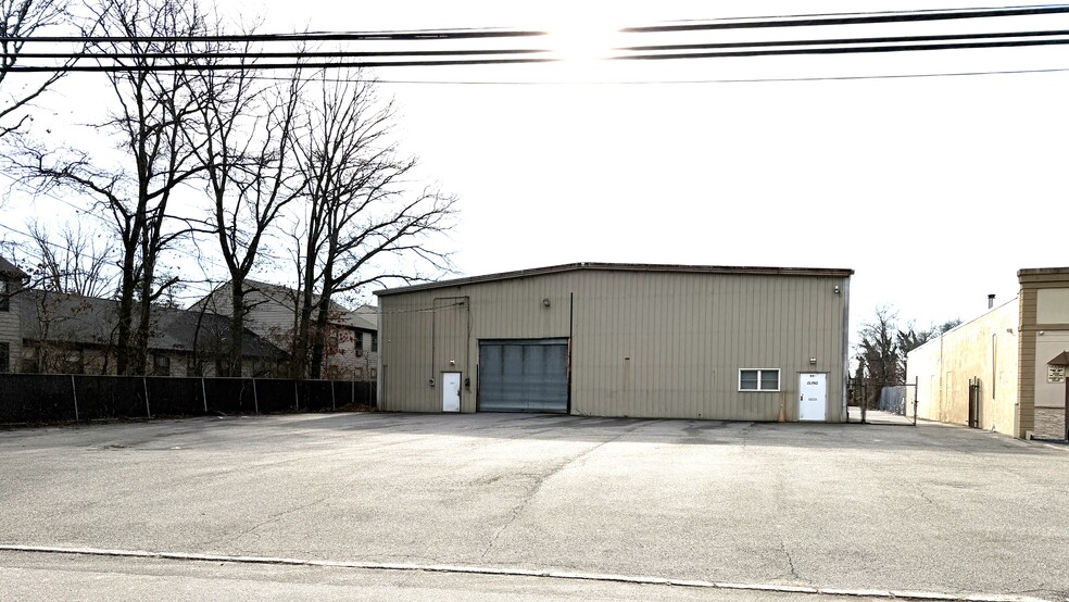 Primary Photo Of 750 S Railroad Ave, West Babylon Warehouse For Sale