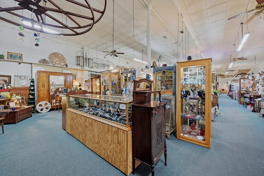 More Photos Of 321 N Main St, Bonham General Retail For Sale