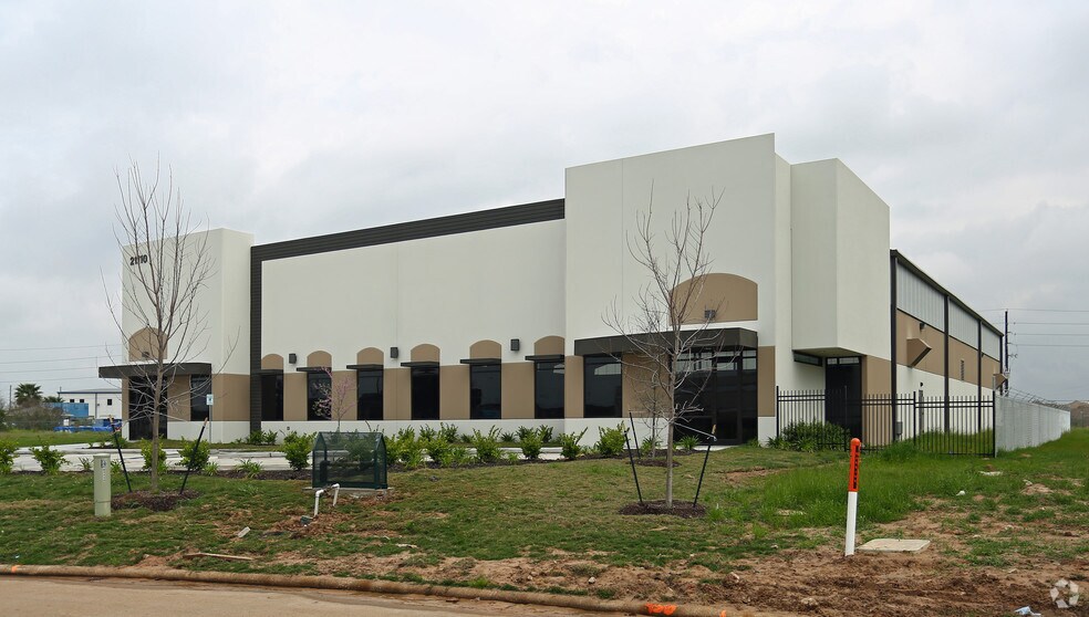 More Photos Of 21110 N Summitry Cir, Katy Warehouse For Lease