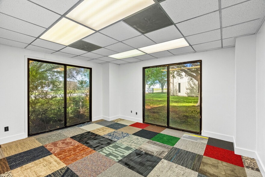 More Photos Of 3806 E Rio Grande St, Victoria Warehouse For Sale