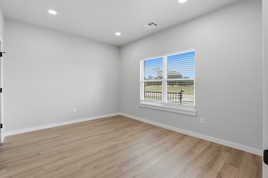 More Photos Of 3611 & 3613 Frontier Avenue, Ponca City Specialty For Sale
