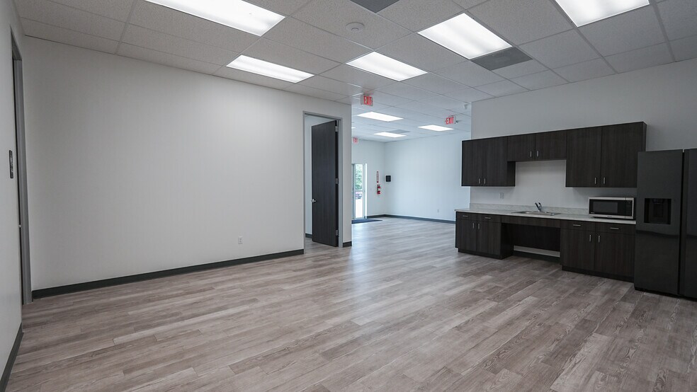 More Photos Of 4228 Clay Business Dr, Katy Service For Lease