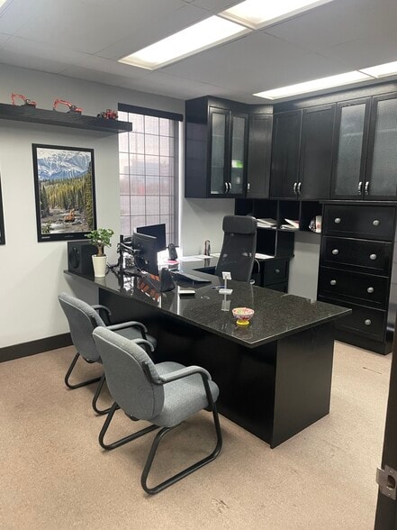 More Photos Of 315 19th St SE, Calgary Service For Lease