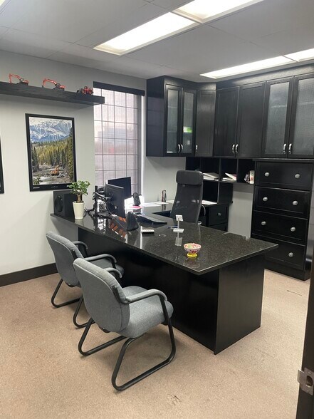 More Photos Of 315 19th St SE, Calgary Service For Lease