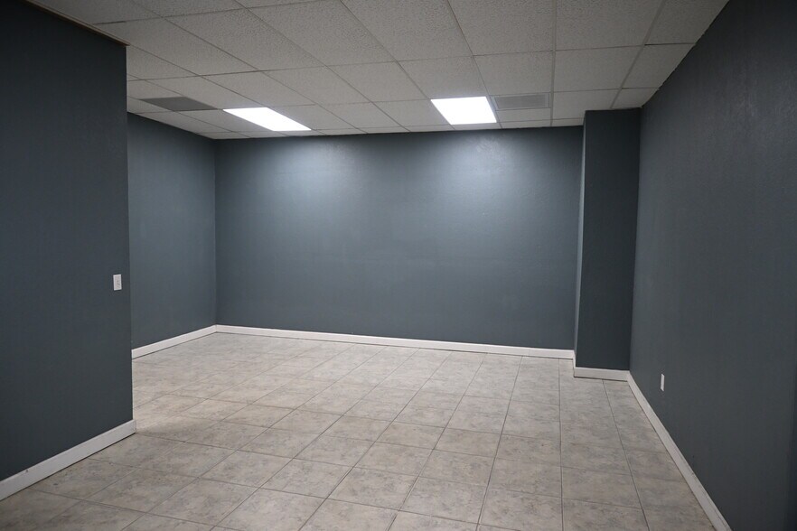 More Photos Of 14401 60th St N, Clearwater Warehouse For Lease