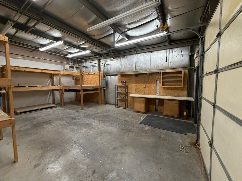 More Photos Of 1624 Commerce Pky, Bloomington Industrial For Lease