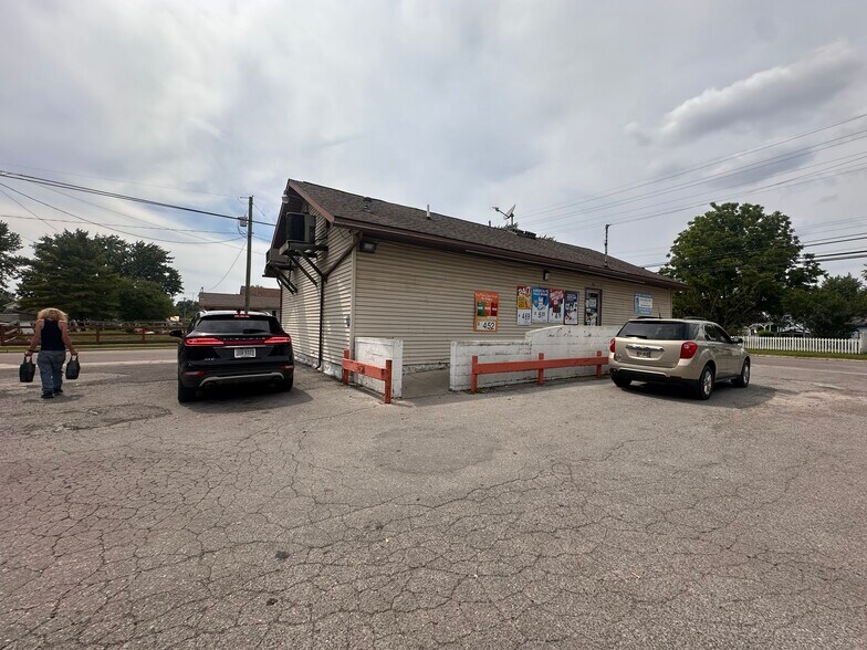 Primary Photo Of 901 Bennett St, Marion Freestanding For Sale