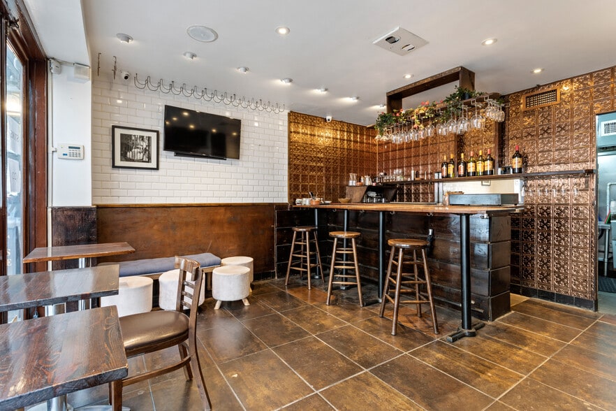 More Photos Of 300 E 52nd St, New York Storefront Retail Residential For Lease