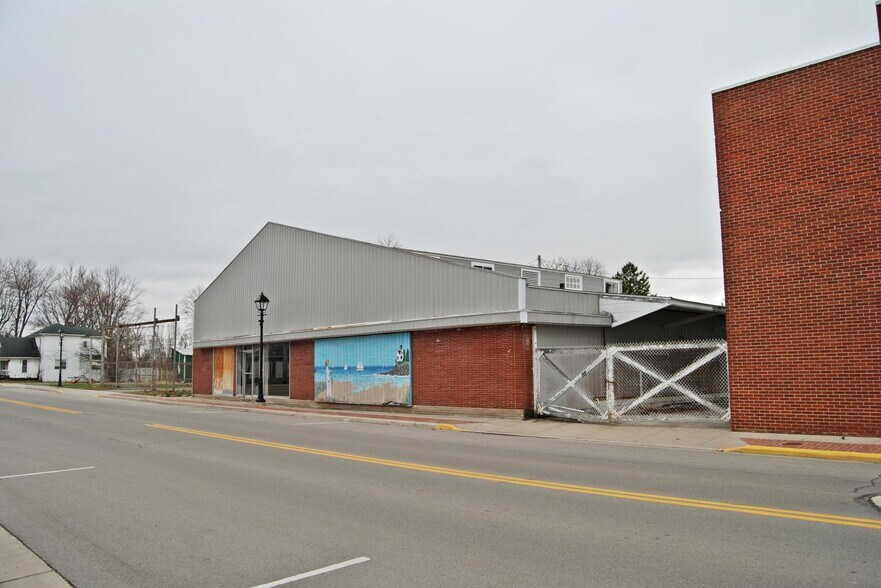 More Photos Of 230 South Main St, Lakeview Flex For Sale