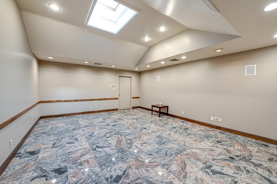 More Photos Of 585 Broadhollow Rd, Melville Warehouse For Lease