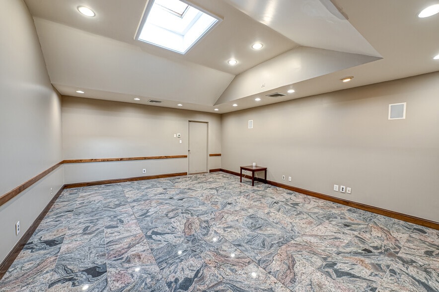 More Photos Of 585 Broadhollow Rd, Melville Warehouse For Lease