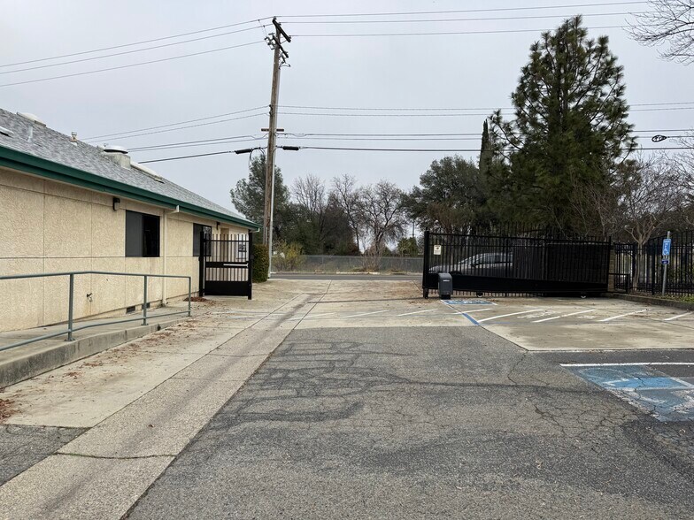 More Photos Of 2036 Railroad Ave, Redding Office For Sale