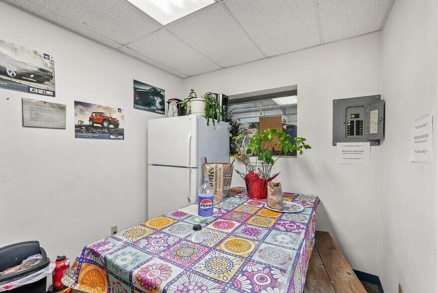 More Photos Of 555 N Pacific Hwy, Woodburn Auto Repair For Sale