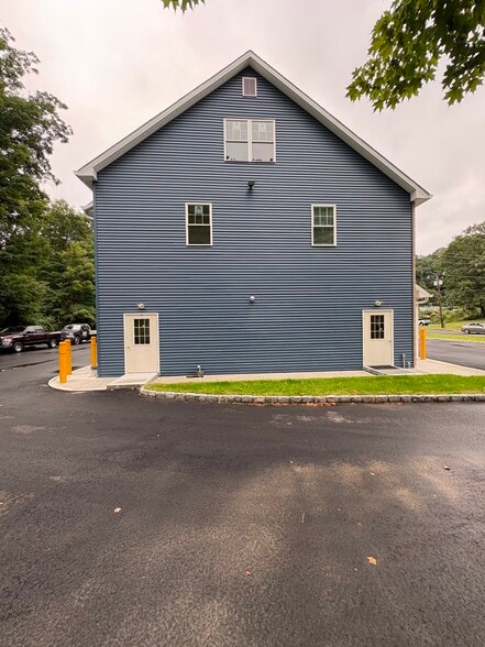 More Photos Of 1347 New Haven Rd, Naugatuck General Retail For Lease
