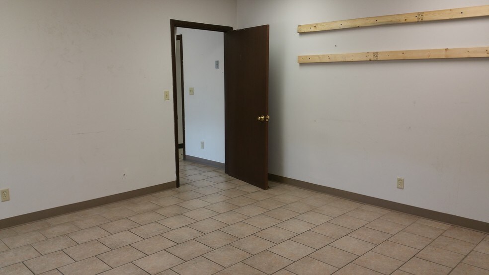 More Photos Of 9263 Ravenna Rd, Twinsburg Showroom For Lease
