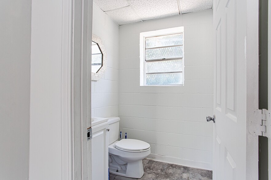 More Photos Of 1302 Donnelly Ave, Atlanta Freestanding For Lease