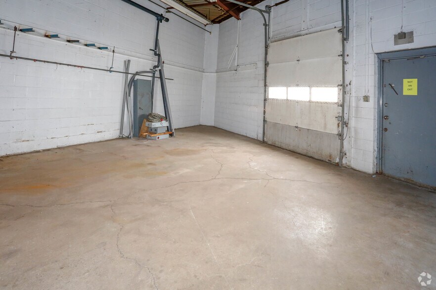 More Photos Of 3950-3970 S Dixie Dr, Dayton Showroom For Lease