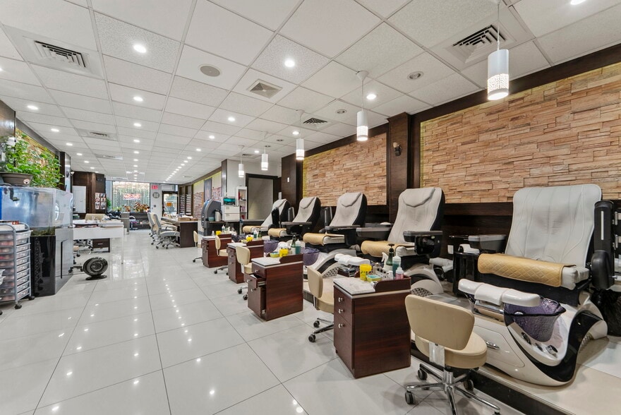 More Photos Of 10 Christopher St, New York Apartments For Lease