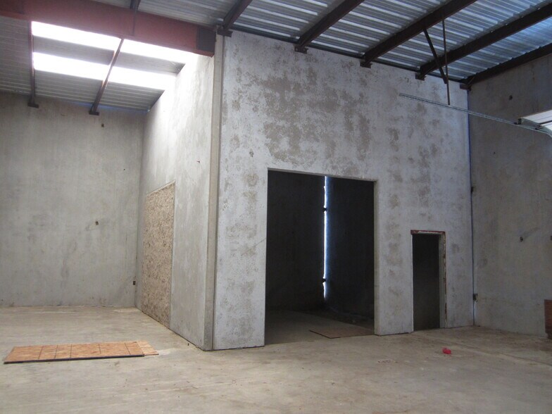 More Photos Of 10141 TX Loop 106, Adkins Showroom For Sale
