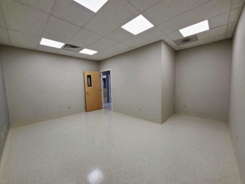 More Photos Of 238 Bay St, Queensbury Showroom For Lease