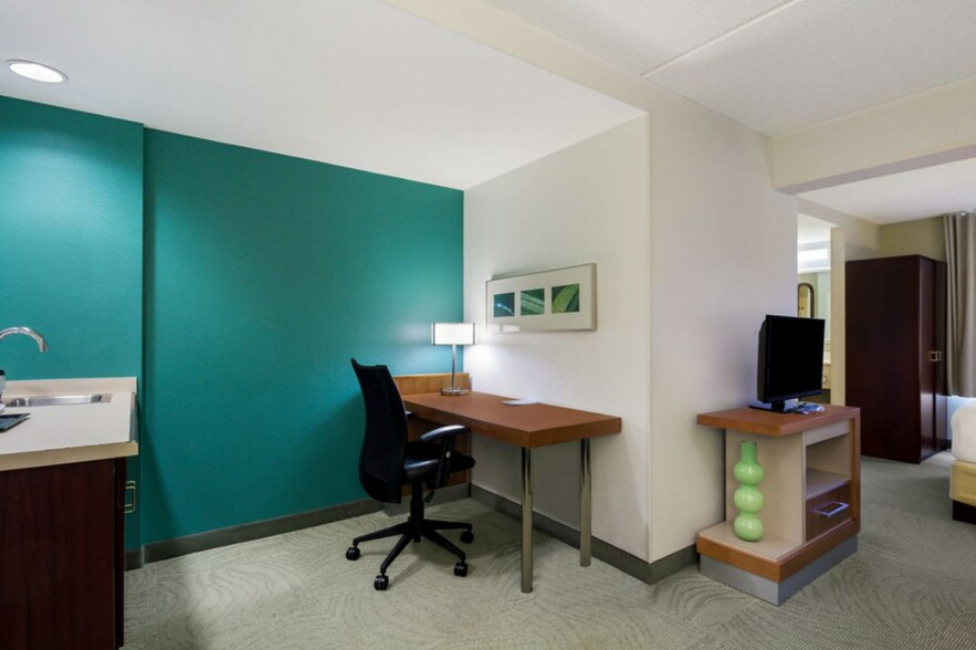 More Photos Of 16 Trinity Point Dr, Washington Hotel For Sale