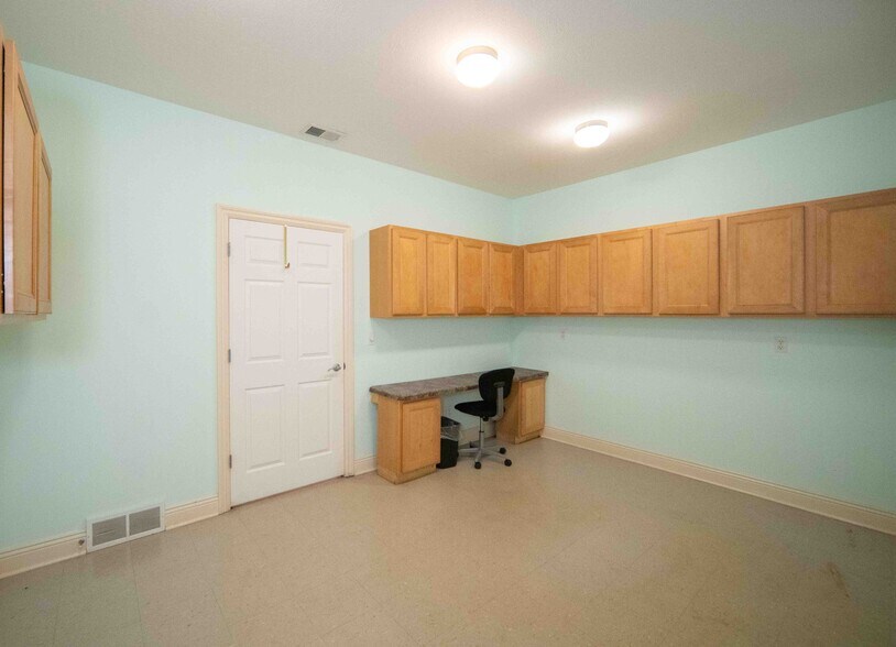 More Photos Of 3375 Blackmore Rd, Perry Light Manufacturing For Sale