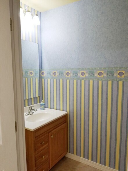 More Photos Of 250 Sunset Hills Dr, Sunrise Beach Storefront Retail Office For Sale