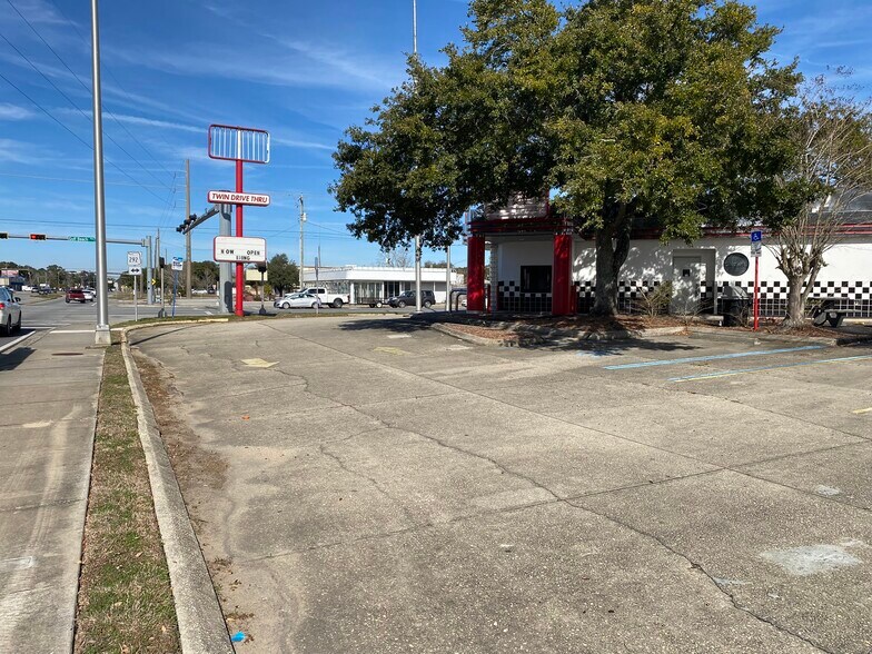 More Photos Of 4200 Barrancas Ave, Pensacola Freestanding For Lease