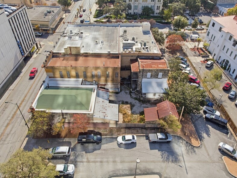 More Photos Of 111-113 N Flores St, San Antonio Storefront Retail Residential For Sale