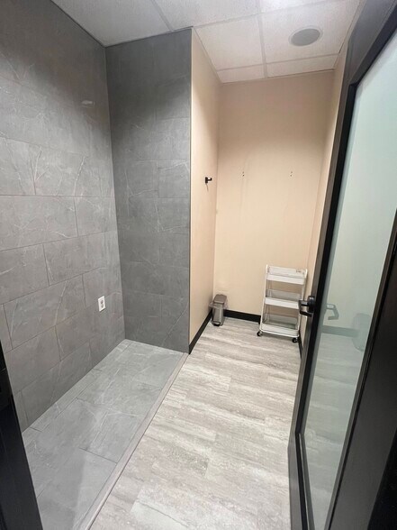 More Photos Of 5823 Prosperity Crossing, Charlotte General Retail For Lease