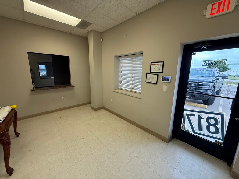 More Photos Of 110 E Barnett Dr, Cleburne Warehouse For Sale