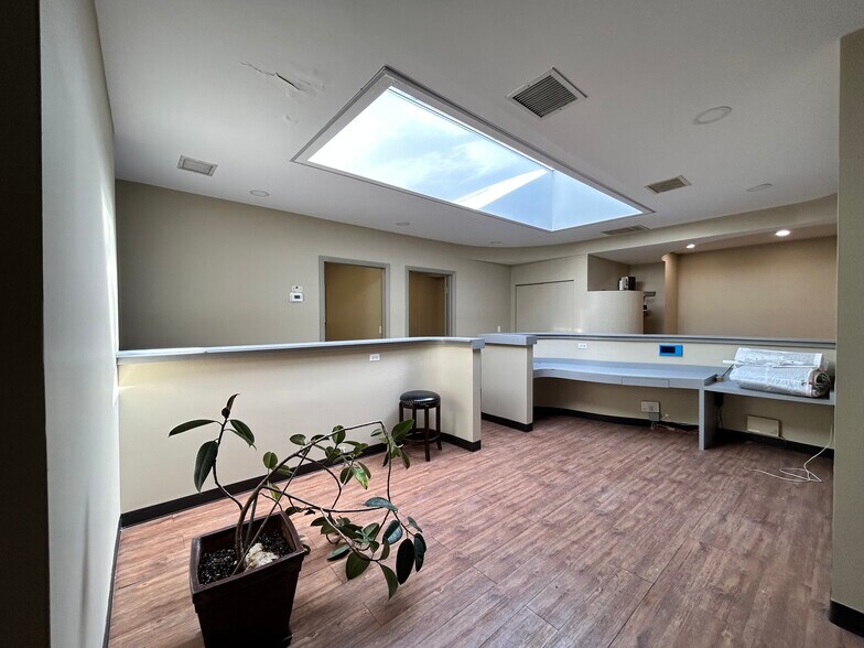 More Photos Of 4956 W Irving Park Rd, Chicago Office For Lease