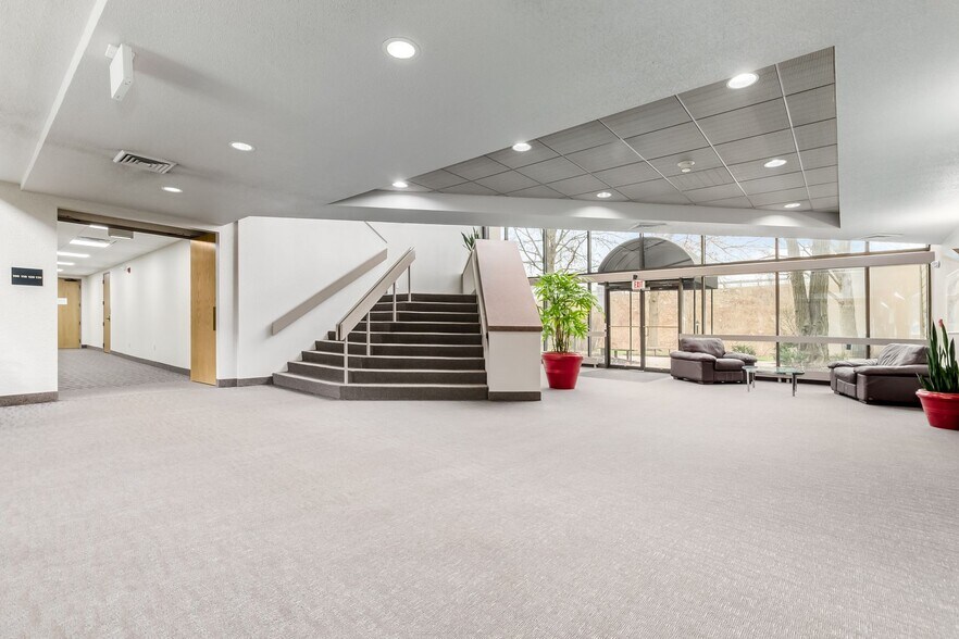 More Photos Of 130 E Wilson Bridge Rd, Worthington Office For Lease