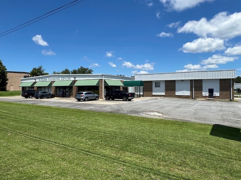 More Photos Of 4989 Mercer University Dr, Macon-Bibb Showroom For Sale