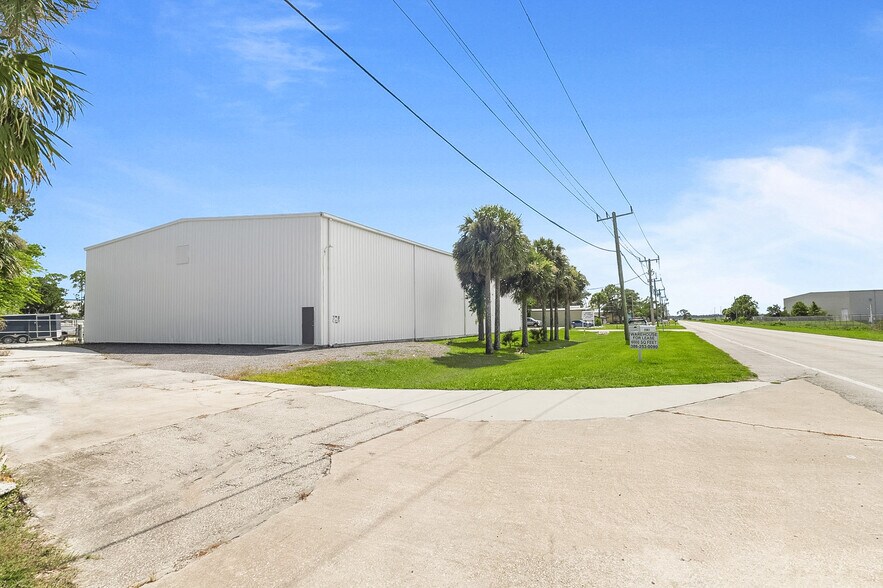 More Photos Of 2393 Bellevue Avenue Ext, Daytona Beach Self Storage For Lease