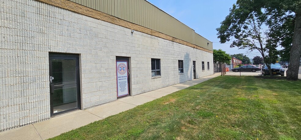 More Photos Of 697 Acorn St, Deer Park Warehouse For Lease