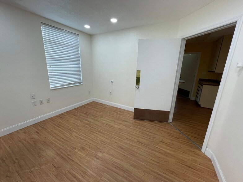 More Photos Of 633 N Bay St, Eustis Office Residential For Sale