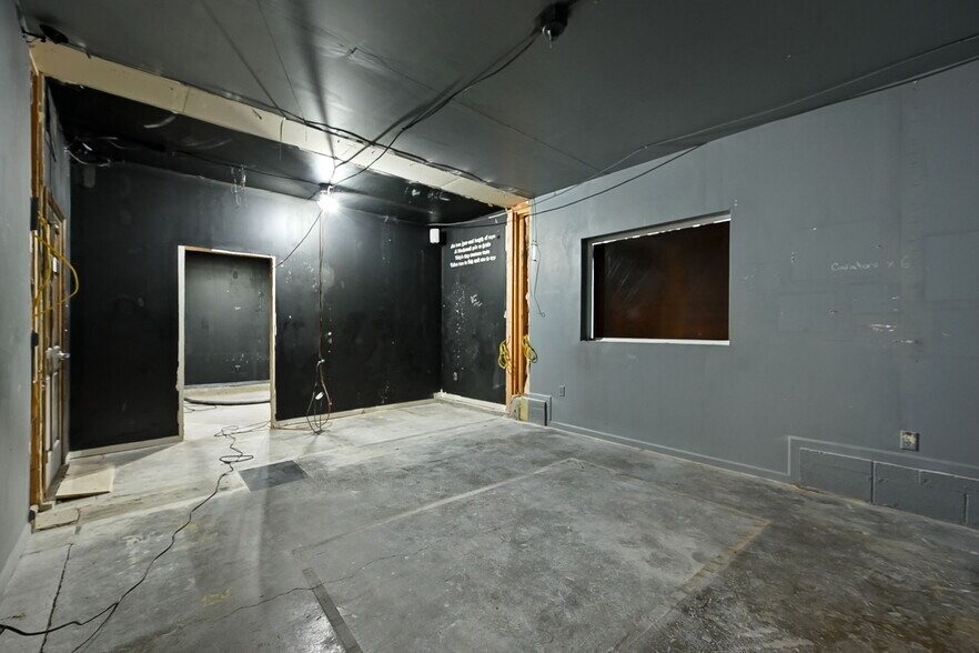 More Photos Of 304 SW Market St, Lee's Summit General Retail For Sale