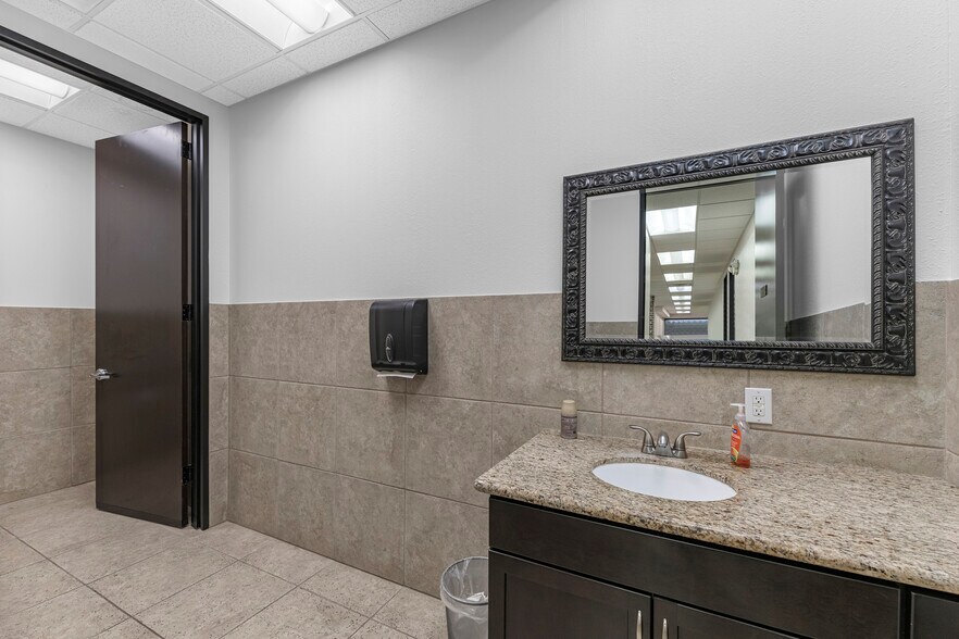 More Photos Of 15010 Lakefair Dr, Richmond Medical For Lease