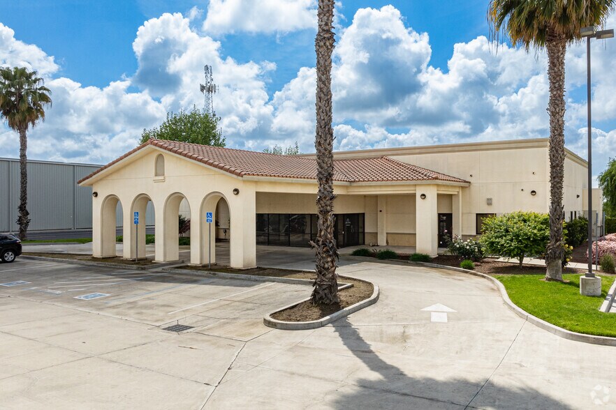 More Photos Of 145 S Newmark Ave, Parlier Office For Sale