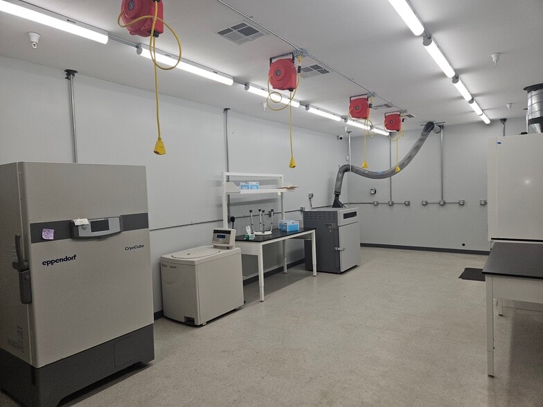 More Photos Of 5993 S St Andrews Pl, Los Angeles Warehouse For Lease