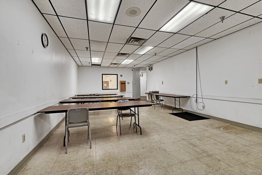 More Photos Of 20 McLeland Rd, Saint Cloud Warehouse For Lease